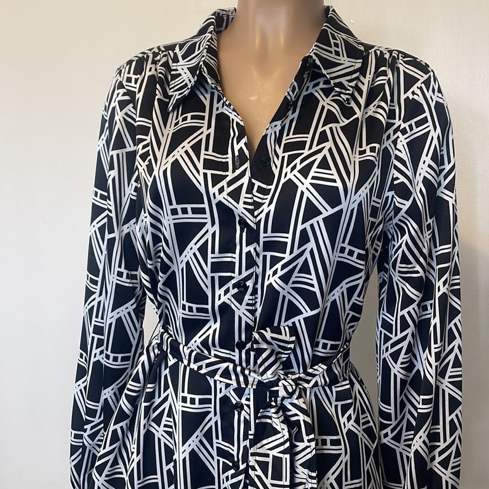 KARL LAGERFELD Paris, Geometric buttons Down Black and White  sz 10”Womens Dress